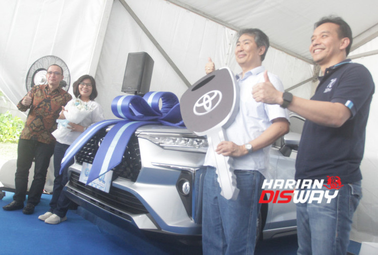 Branch Management Division Head TAF Argha Fachsa (kiri) dan Marketing–Retail & Digital Business Director Asuransi Astra Deddy Armand (kanan) menyerahkan hadiah Toyota Veloz 1.5 V Hybrid CVT kepada pemenang undian GASPOL, Dommy Eriko, bersama istrinya, Murni Sagala, di BSD, Tangerang Selatan (29/10). Program ini menjadi bentuk apresiasi atas loyalitas pelanggan selama tujuh dekade Asuransi Astra. (Foto: Raka Denny/Harian Disway)