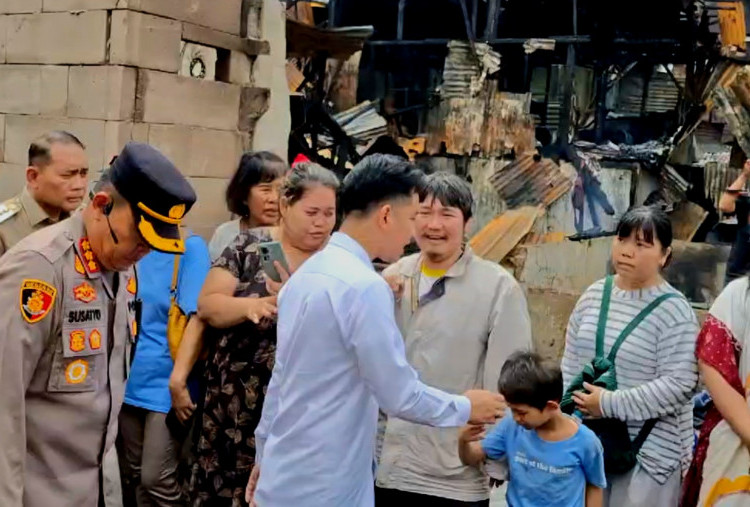 Gibran Susuri Gang Sempit Sambil Bagikan Mainan Anak di Lokasi Kebakaran Kemayoran