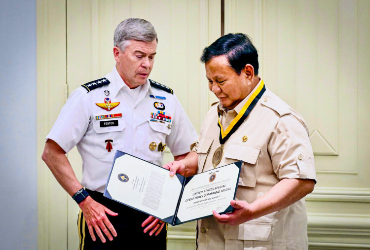 Prabowo Terima Medali Kehormatan dari Komando Operasi Khusus AS di Istana Merdeka