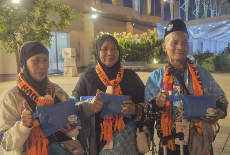 Kloter SUB-32 Tiba di Madinah Bawa Bekal Travel Kit dari Wapres Gibran