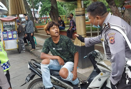 Didampingi Ibunya, Pemuda yang Melawan Polisi saat Ditilang di Taman Kota Tasikmalaya Akhirnya Minta Maaf