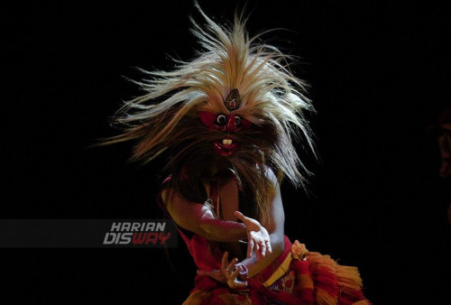 Sejumlah seniman Reog Ponorogo Singo Kobro menari di atas panggung pertunjukan Gedung Balai Budaya, Surabaya, Selasa 31 Mei 2022 malam. Pergelaran yang menunjukan tari dengan cerita perang antara Kerajaan Kediri dan Kerajaan Bantarangin tersebut untuk memperingati Hari Jadi Kota Surabaya yang ke-729. Foto: Julian Romadhon
