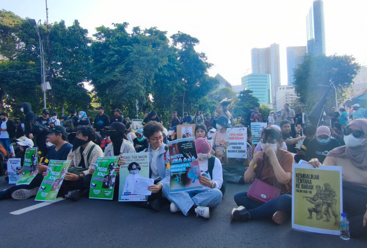 Para Akademisi Ikut Turun Dalam Demo Masyarakat Sipil Depan Grahadi, Suarakan Keresahan pada Pemerintah