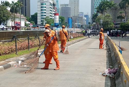 Usai Aksi Demo Buruh, PPSU Kelurahan Gambir Langsung Bersih-bersih Sampah