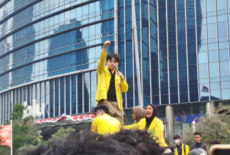 Foto-Foto Wakil Ketua BEM UI Fathimah Azzahra Orasi Sampaikan Tuntutan di Depan UOB, Singgung Rezim dan Aparat