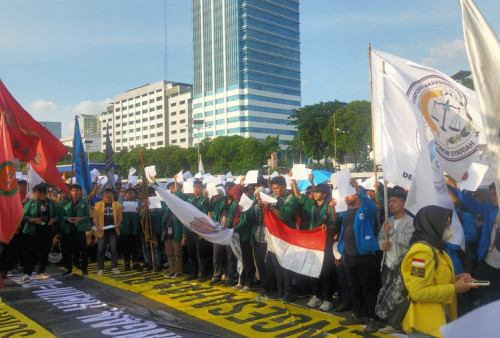 Unjuk Rasa Tidak Percaya DPR, Massa Aksi Mahasiswa Angkat Kertas Putih