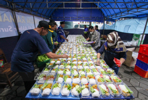 Sejumlah warga mempersiapkan nasi kotak untuk berbuka puasa di tenda dapur umum ramadhan Masjid Nasional Al Akbar Surabaya, Jawa Timur. Jumat (24/3/2023). Sebanyak 1.500 nasi kotak disiapkan untuk para jamaah Masjid Nasional Al-Akbar Surabaya. Pembuatan takjil ini melibatkan sebanyak 25 warga, dan dibagikan di setiap pintu Masjid Nasional Al-Akbar Surabaya selama bulan Ramadhan. (Foto: Moch Sahirol Layeli) 