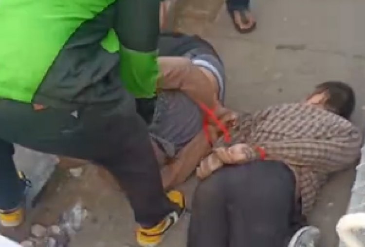 Pamulang Geger! Detik-detik 3 Pria Diduga Ganjal ATM Ditangkap, Tangan Diikat di Trotoar