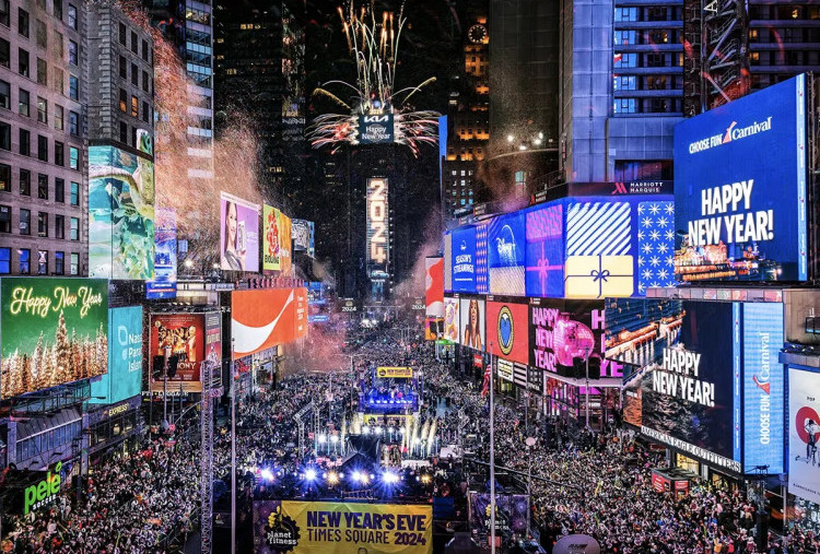 Times Square New York Bersolek Jelang Perayaan Tahun Baru 2025, Warga Dilarang Bawa Payung