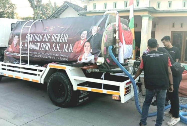Abidin Fikri Salurkan Bantuan 10.000 Liter Air Bersih untuk Kekeringan Bojonegoro 