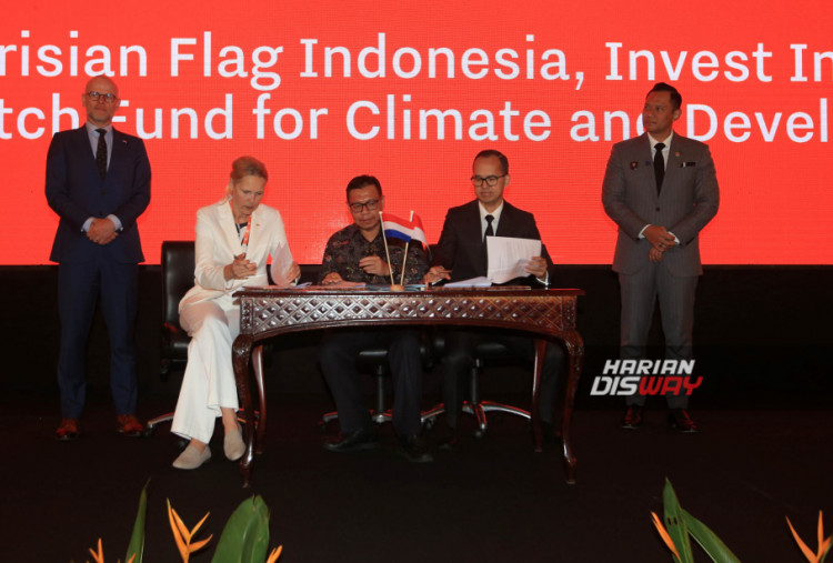 Penandatanganan MoU dilakukan oleh (kedua dari kanan) Corporate Affairs Director Frisian Flag Indonesia, Andrew F. Saputro, bersama perwakilan dari SNV dan Invest International (tengah). Kegiatan ini turut disaksikan oleh Menteri Koordinator Bidang Infrastruktur dan Pembangunan Kewilayahan Republik Indonesia, Agus Harimurti Yudhoyono (kanan) dan Vice Minister of Foreign Trade and Development, Michiel Sweers (kiri), di Jakarta (16/6).