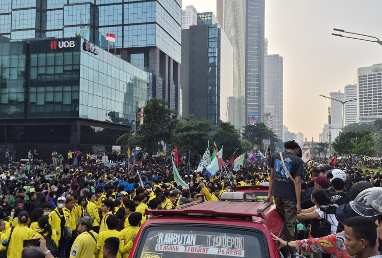 Gagal ke Istana, Massa Aksi BEM UI Diadang Aparat di Depan Menara UOB: Jalan Sudirman Lumpuh