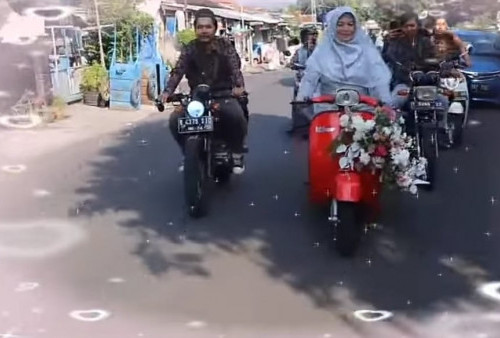 Terharu, Pengantin Pria Dibonceng Ibunya Sampai ke Pelaminan Naik Vespa Jadul