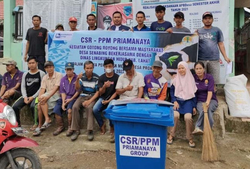 Bersihkan Lingkungan Desa, Galakkan Gotong Royong