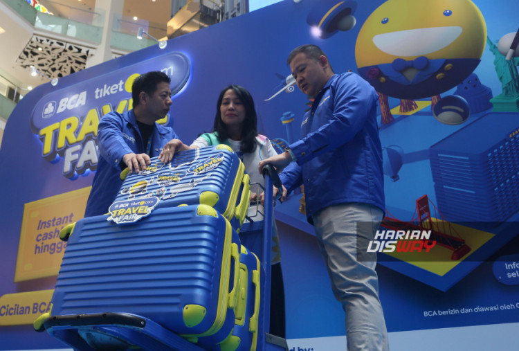 Founder & CMO tiket.com Gaery Undarsa, VP Consumer Business BCA Septi Herlina, dan Co-Founder & CEO tiket.com Dimas Surya Yaputra (ki-ka) secara simbolis resmi membuka acara. Dalam perhelatannya kali ini, pemegang Kartu Kredit BCA tiket.com Mastercard dapat menikmati beragam keuntungan seperti instant cashback hingga Rp2 juta, bonus 3x Blibli Tiket Points, cicilan 0% hingga 12 bulan, upgrade membership ke level Diamond, serta fitur Prebook, yakni layanan yang memungkinkan konsumen mengamankan harga spesial lebih awal.
