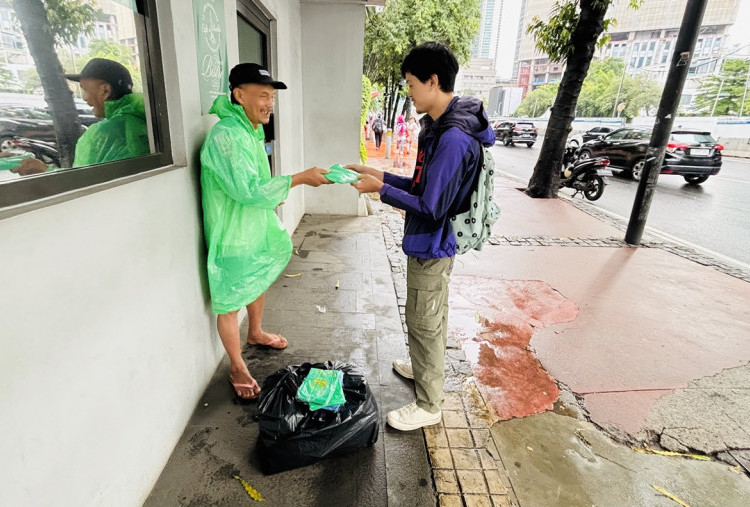 Senyum Pedagang Jas Hujan di Bundaran HI, Banjir Rezeki Jelang Malam Tahun Baru 2026