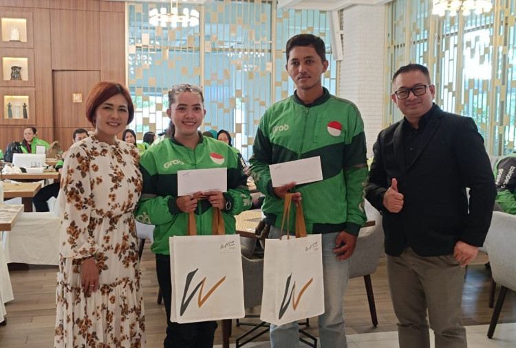 Whiz Luxe Hotel Spazio Surabaya Rayakan Ulang Tahun Kedua, Ajak Driver Ojek Online Makan Siang Bersama
