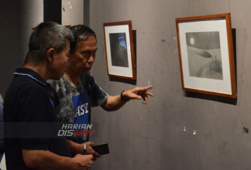 Pengunjung mengamati karya lukis Alm. Achmad Chusnan yang dipajang pada pameran lukisan yang bertakjuk Goresan Akhir Hitam Putih Achmad Chusnan di Gallery Surabaya, Komplek Balai Pemuda Surabaya, Jawa Timur, Minggu (5/3/2023). Pameran lukisan yang memajang sebanyak 24 karya Alm. Achmad Chusnan tersebut berlangsung tanggal 5 hingga 11 Maret 2023. (foto: Syahrul Rozak Yahya)