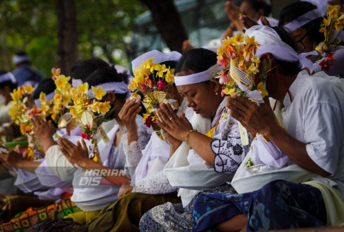 Umat Hindu membacakan doa ditepi lautan untuk dilarung di tengah lautan. Ritual Upacara pembakaran Jenazah ini yang dilaksanakan umat Hindu bermakna kan sebagai simbol untuk menyucikan roh-roh orang-orang yang telah meninggal dunia dengan menggunakan ritual pengabenan yang dilakukan dengan membakar jenazah menggunkan Api, setelah itu dilakukan larung ditengah lautan.