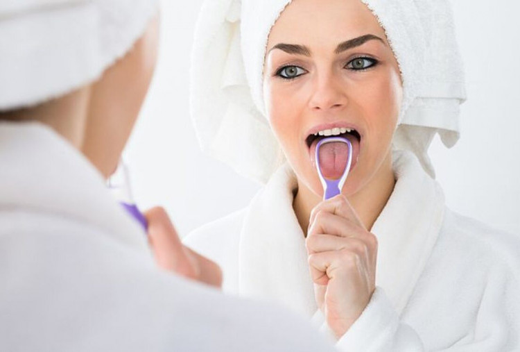 Manfaat Tongue Scraping Setiap Pagi untuk Detoksifikasi Bakteri Mulut