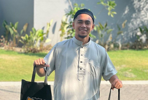 Reva Adi Isi Libur Latihan Persebaya dengan Mengikuti Kajian di Masjid Assalam dan Bermain Tenis