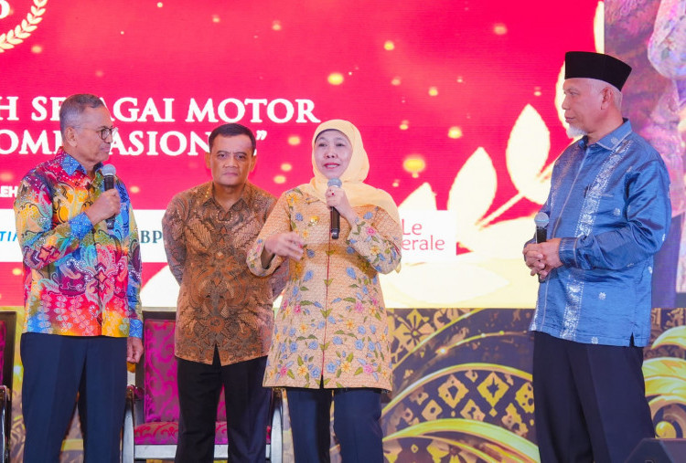 Khofifah Borong Dua Penghargaan Disway Top Regional Leader Awards 2026