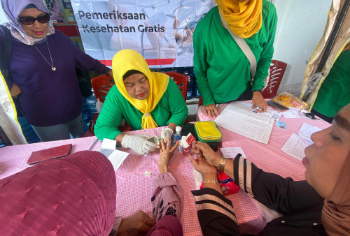 Warga Sukabumi Selatan Kecamatan Kebon Jeruk Antre cek Kesehatan Gratis depan Alfamart 