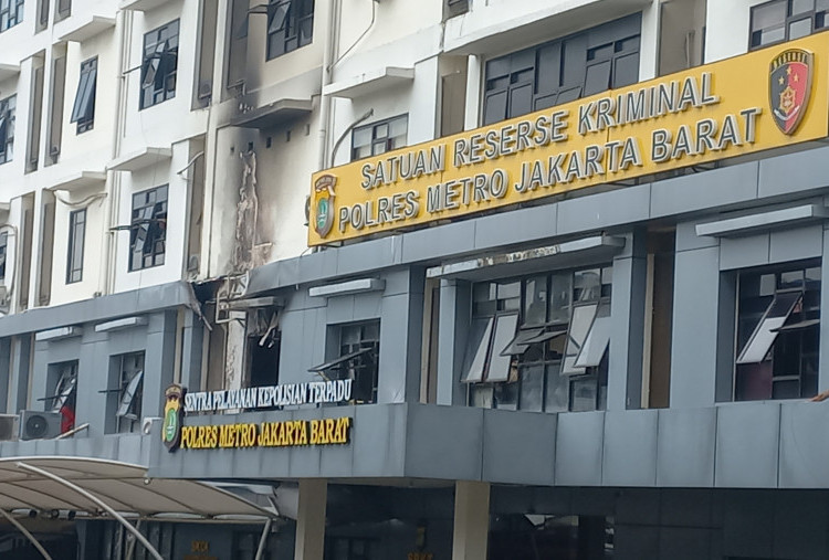 Lantai 2 Gedung Satreskrim Polres Jakbar Sempat Terbakar, Kerahkan 13 Unit Damkar