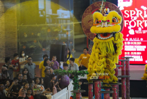 Atraksi Barongsai Tonggak di pusat perbelanjaan 