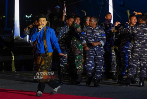 Tidak hanya penari kondang Didik Nini Thowok saja yang hadir, acara tersebut turut dimeriahkan oleh Wawan Templo dengan keunikan suaranya yang menyerupai sejumlah penyanyi nasional.