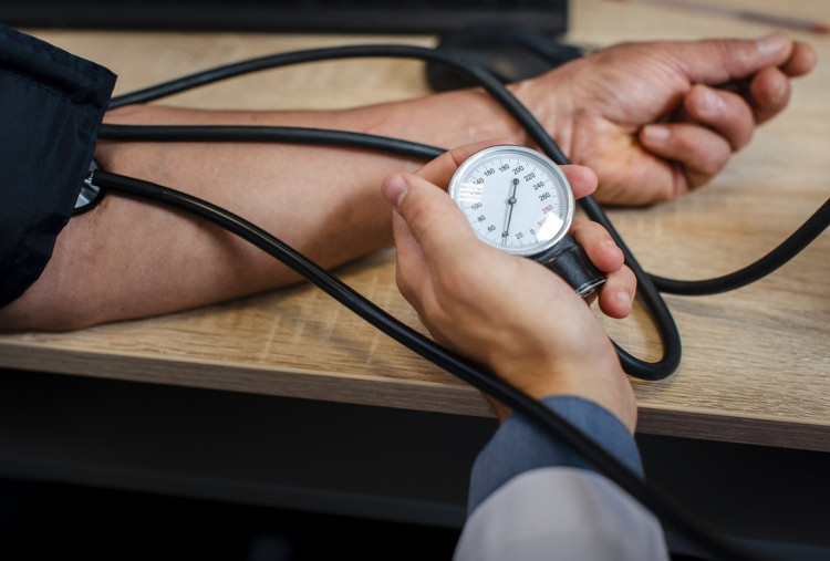 Kenapa Anak Muda Kini Rentan Hipertensi? Ini Penyebab dan Cara Mencegahnya