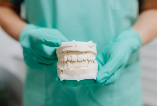 Mau Dapat Gigi Palsu Bermodal Kartu BPJS Kesehatan? Gampang Nih, Ikuti Aturan Ini Yuk