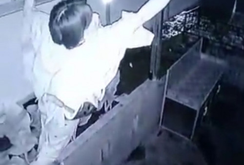 Pria Bersajam, Terekam CCTV Curi Bola Lampu Dikawasan Tanjung Beringin
