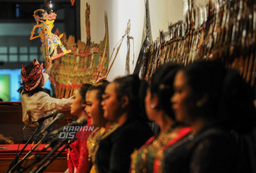 Dalang Ki Tetuko Aji memainkan wayang kulit saat digelarnya pagelaran bertakjuk Anjila Kencana di Pendopo Jayengrana, komplek Taman Budaya Jawa Timur, Surabaya, Jumat, 11 Agustus 2023. Pertunjukan wayang kulit Jawa Timuran yang diiringi grup karawitan Pringgondani dari Kabupaten Mojokerto tersebut mengusung lakon Anjila Kencana tersebut ditampilkan secara geratis untuk menjaga kekayaan seni dan budaya Jawa. (Julian Romadhon/Harian Disway)
