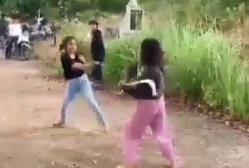 Ngeri! Bak Gladiator, Dua ABG Perempuan Duel dengan Celurit Sambil Ditonton Banyak Orang hingga Videonya Viral di Media Sosial