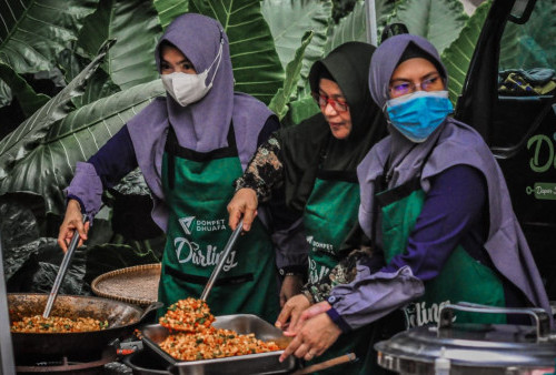 Ibu-ibu dari Dompet Dhuafa sedang memasak untuk persiapan buka bersama di dapur keliling.