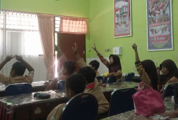 Siswa Diajak jadi Pelopor Anti-Bullying dan Internet Sehat melalui PUSPAGA Goes to School Surabaya