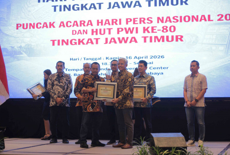 PWI Jatim Beri Penghargaan ke Sejumlah Tokoh di Puncak HPN, Ada AHY hingga Farid Gaban