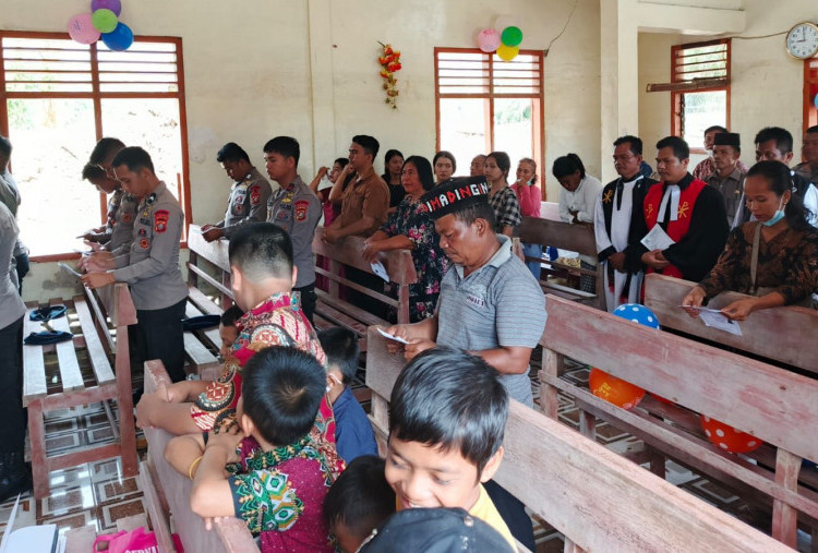 Pengungsi Banjir Sumut Khidmat Rayakan Natal di Posko Pengungsian Polri yang Diubah Jadi Gereja