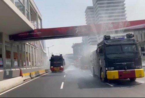 Kurangi Dampak Polusi, Polda Metro Jaya Kerahkan Water Cannon Siram Jalan Sudirman 