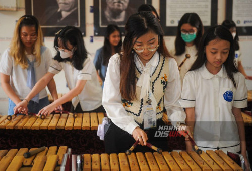 Sejumlah mahasiswa dan dosen asing menabuh gamelan saat mengikuti Pengenalan Kebudayaan Indonesia yang  di SMP Nation Star Academy Surabaya, Jawa Timur, Selasa, 30, Januari 2024. 

Sebanyak 33 mahasiswa dan dosen asing dari Thailand, China, Vietnam, Filipina, Malaysia, Taiwan, Korea Selatan, dan Myanmar mengikuti Program yang adakan oleh ITS bekerjasama dengan SMP Nation Star Academy di Direktorat Kemitraan Global (DKG) dalam Program Internasional Jangka yaitu Community and Technological Camp (CommTACH) untuk mengenal kebudayaan Indonesia seperti karawitan, Angklung dan Kulintang. (Julian Romadhon/Harian Disway)