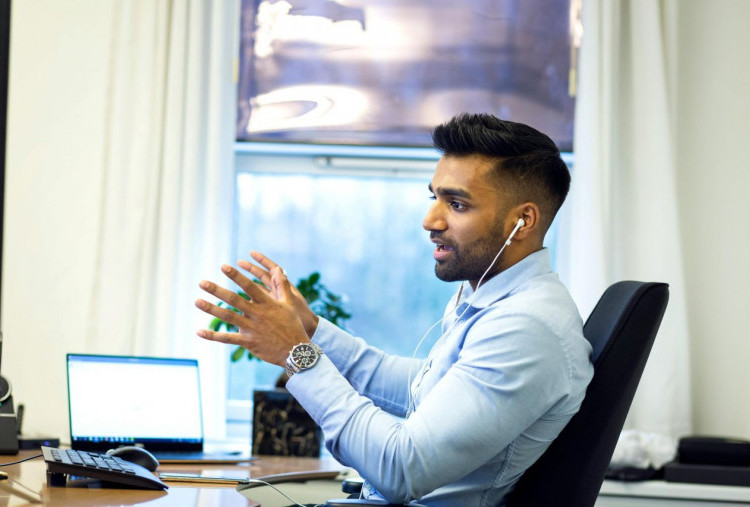 Interview Kerja Lewat VR? Ini Cara Atur Background dan Posisi Mata agar Terlihat Profesional