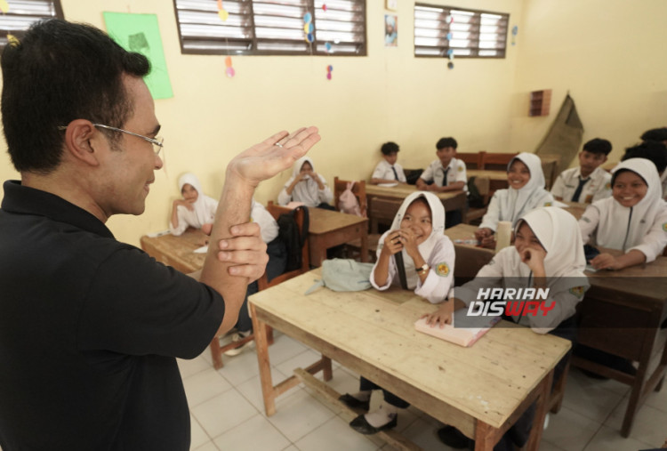 Sebagai bagian dari edukasi berkelanjutan, ACC juga menggelar sesi literasi keuangan kepada 250 siswa SMPN 1 Leuwidamar melalui program EduClass. Dalam sesi ini, para siswa dikenalkan pada industri jasa keuangan serta pemahaman mengenai produk dan layanan perusahaan pembiayaan, guna memperluas wawasan dan menumbuhkan kecakapan finansial sejak dini.