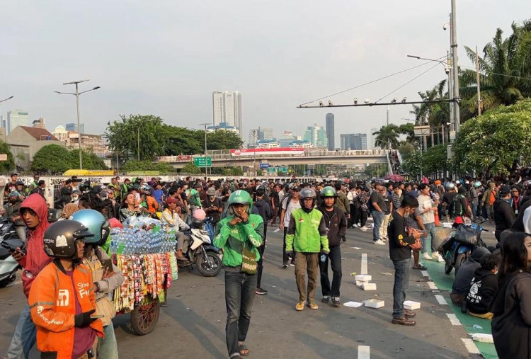 Ratusan Ojol Geruduk Gedung DPR, Desak Usut Kematian Affan Kurniawan