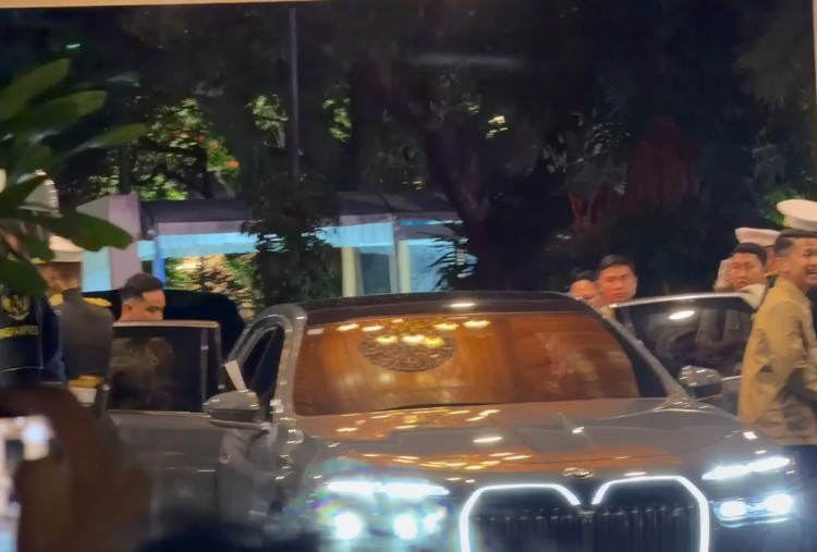 Like Father Like Son, Momen Jokowi dan Gibran Semobil di BMW i7 Pulang dari Istana