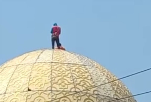 Beredar Video Pria Joget di Kubah Masjid Sebelum Salat Zuhur