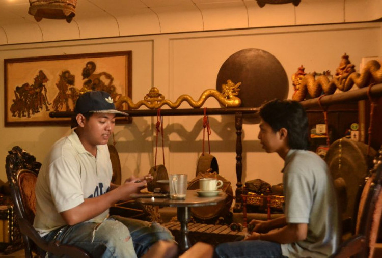 Sasana Bhagavadgita Menarik karena Gamelan, Pajangan Wayang, dan Teh Gendhis