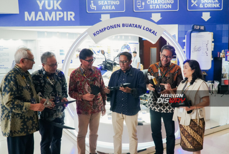 Ki-ka: Advisor Yayasan Astra–Yayasan Dharma Bhakti Astra Tonny Sumartono, Wakil Direktur I ASTRAtech Tonny Pongoh, Ketua Pengurus Yayasan Astra–Yayasan Dharma Bhakti Astra Rahmat Samulo, Pemilik PT Arkha Industries sekaligus IKM Binaan Yayasan Astra–Yayasan Dharma Bhakti Astra Mad Ali Haris, Direktur ASTRAtech Henri Paul, dan Sekretaris Pengurus Yayasan Astra–Yayasan Dharma Bhakti Astra Ema P. Prasetio.