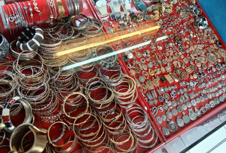 Harga Emas Antam Merosot Rp 30.000 per Gram, Dibayangi Ketegangan Geopolitik