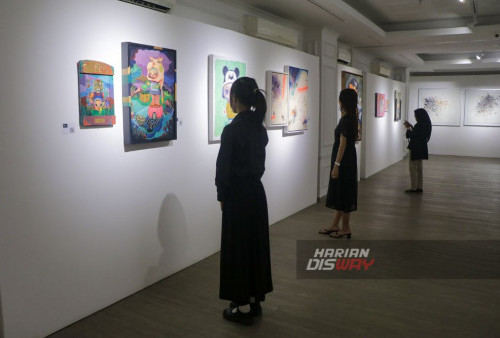 Pengunjung mengamati lukisan yang dipajang di UYCC Art Gallery, Win Hotel, Surabaya, Jawa Timur, Minggu, 10 September 2023. Pameran yang memajang sebanyak 50 karya lukis dari 32 perupa berbagai daerah di Indonesia ini sebagai rangkaian Surabaya Art Week 2023 yang mengusung judul Eksibisi Pertama From 0 to 100, yang berarti harga karya lukisan itu dipasang mulai dari 0 rupiah hingga 100 juta, menjadi representatif dari makna tema itu sendiri. Pameran tersebut berlangsung mulai tanggal 10 September hingga 3 Desember 2023. (Moch Sahirol/Harian Disway)